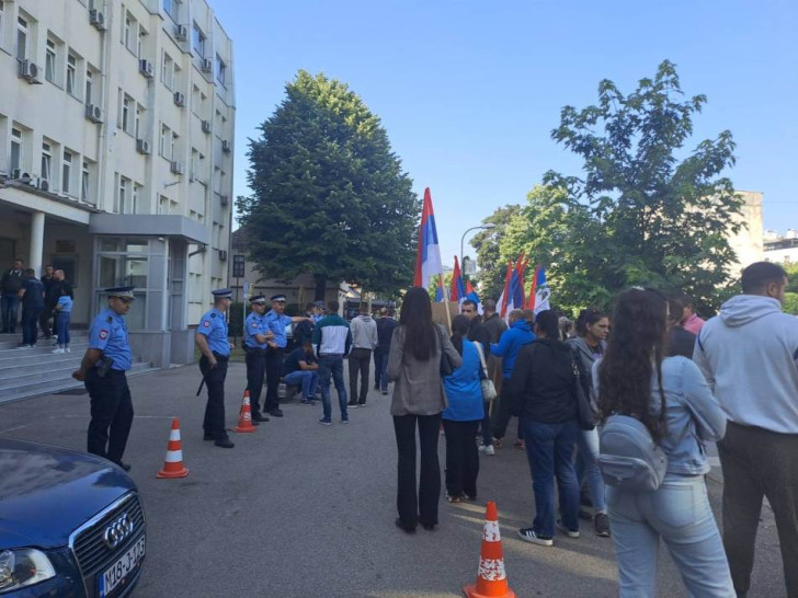 Protest ispred Okružnog suda zbog privođenja Miličevića