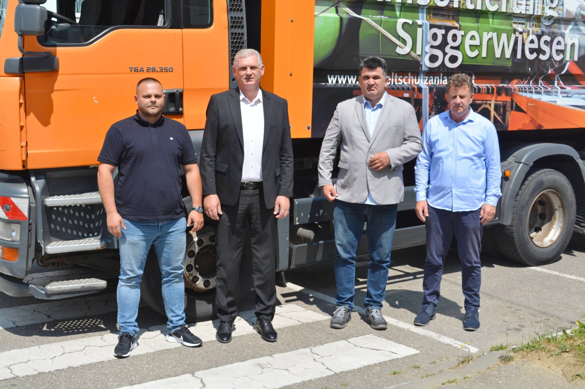 Grad Salcburg donirao opštini Lopare kamion za prikupljanje čvrstog otpada