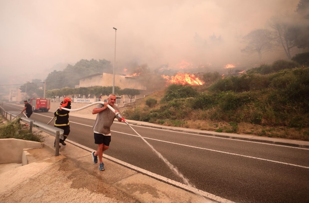 Veliki požar kod Omiša i Makarske; vatrogasci: Nemamo kontrolu, sve je ugroženo