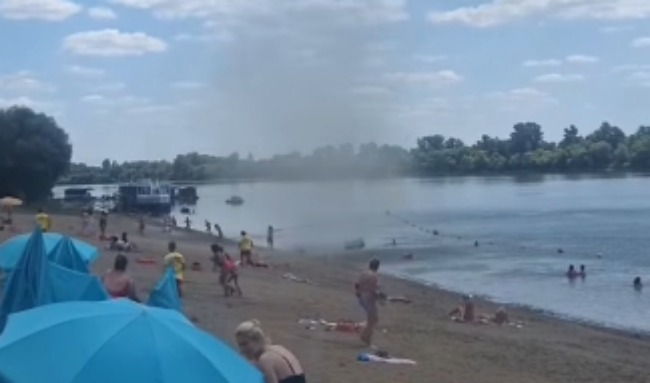 Mini tornado na plaži u Sremskoj Mitrovici izazvao paniku (VIDEO)