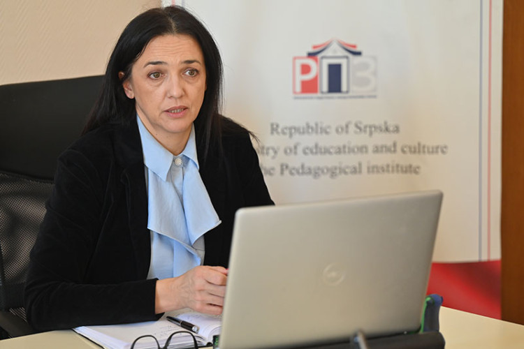 Tanasić: Težina đačke torbe nije uzrok deformiteta kod djece - uzrok je nedovoljna fizička aktivnost