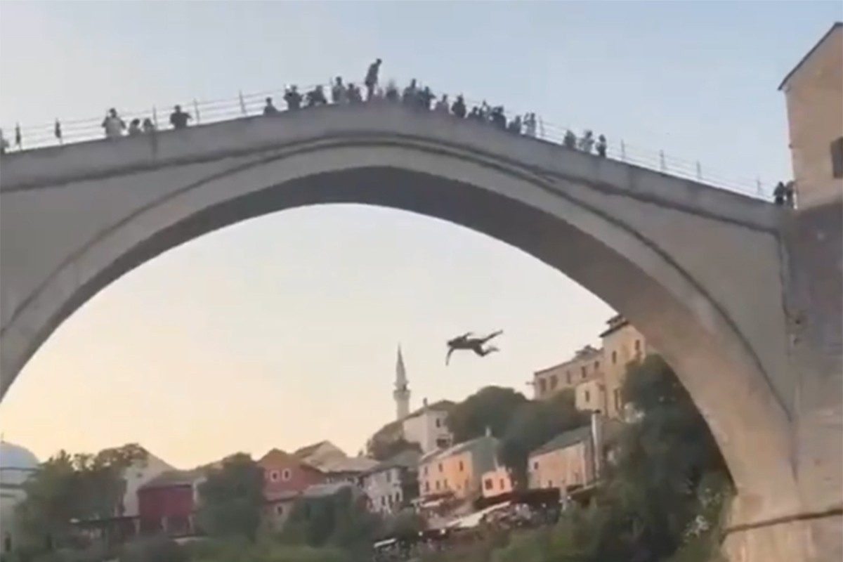Turista skočio sa Starog mosta pa dobio batine (VIDEO)