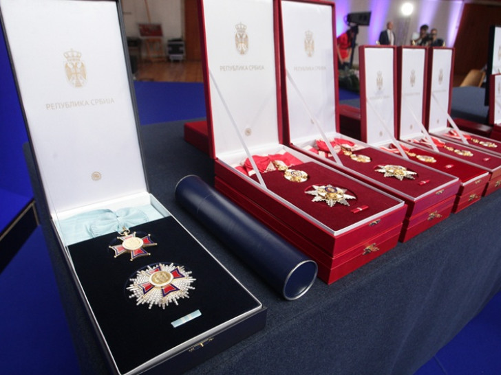 Vučić uručio Orden Srbije premijeru Viškoviću