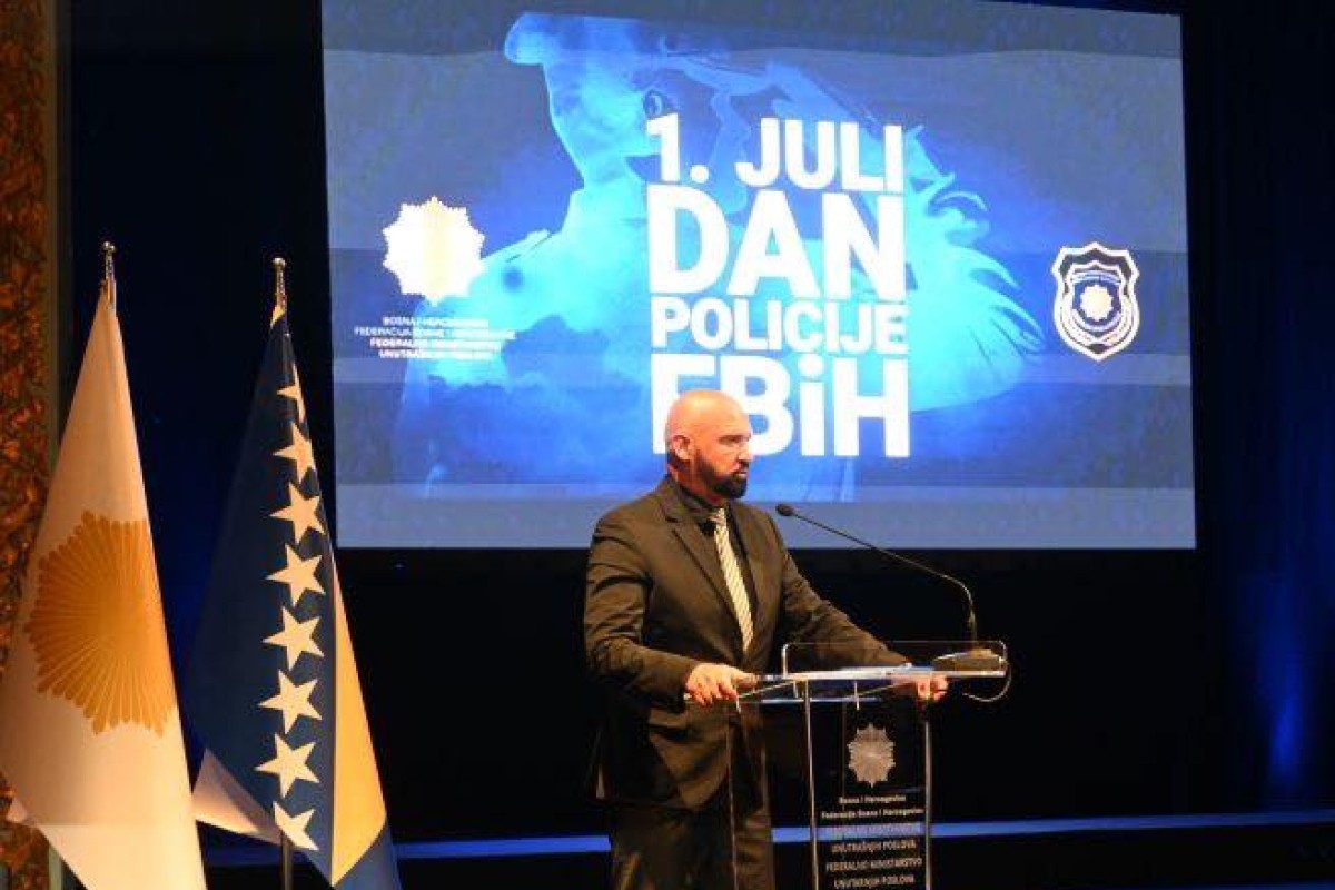 Ramo Isak odlikovao svog sina povodom Dana policije (FOTO)