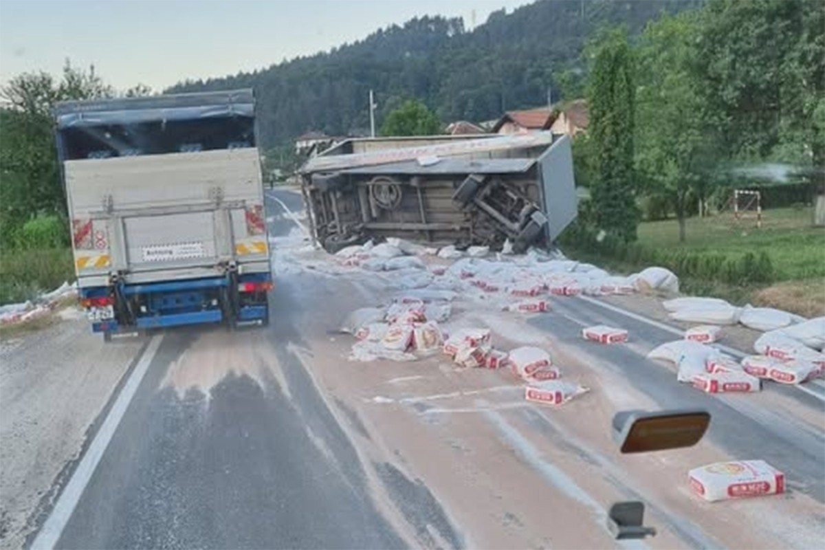 Kod Doboja se prevrnuo kamion pun brašna