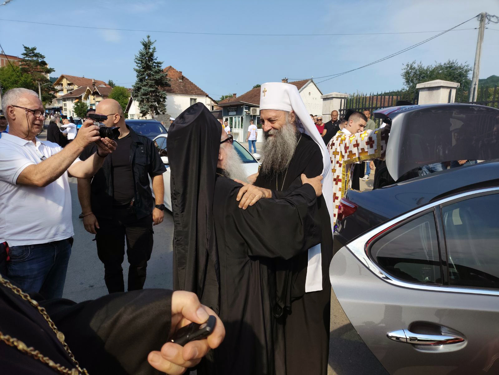 Patrijarh Porfirije stigao u Bratunac, dočekali ga brojni vjernici