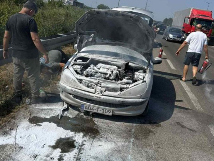 Izgorio automobil na brzoj cesti Banjaluka-Laktaši