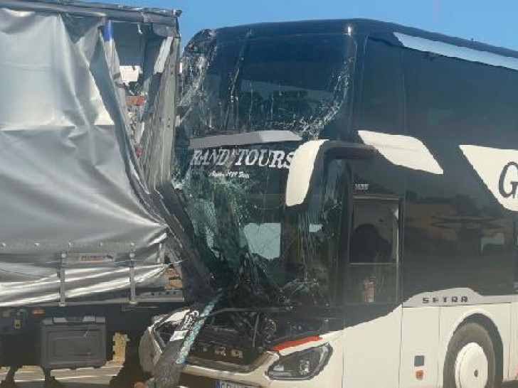 Srbija: Autobus pun turista se zakucao u kamion, ima povrijeđenih