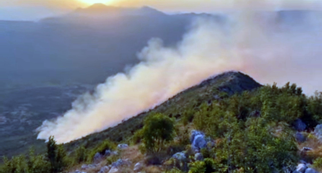 Trebinje: Helikopter jutros gasi požar, situacija teška