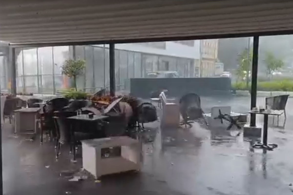Nevrijeme stiglo do Bihaća, vjetar nosio sve pred sobom