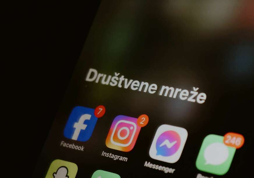 Stručnjak upozorava: Facebook tajno skenira vaše privatne fotografije s mobilnog