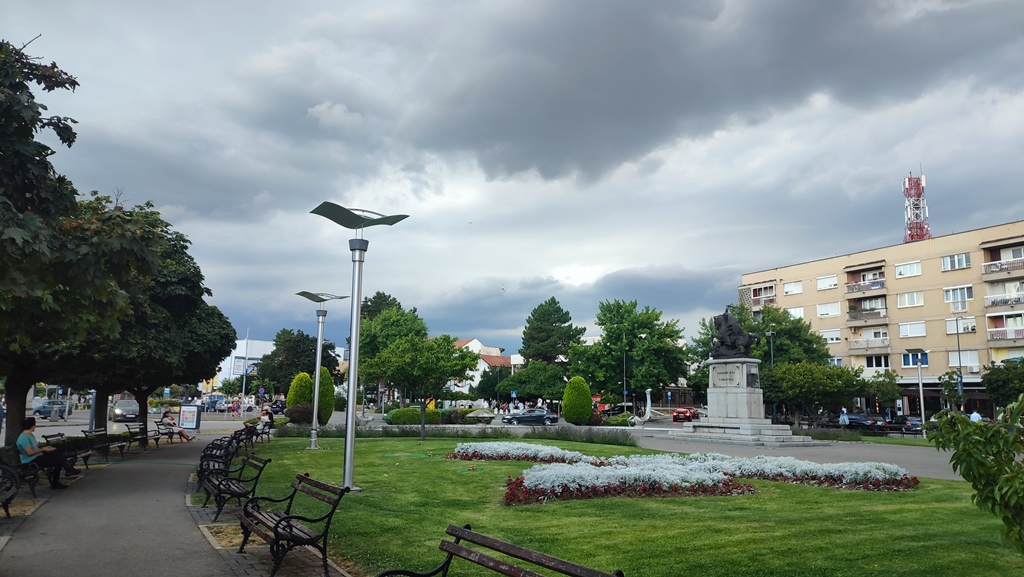 Sutra promjenjivo oblačno, uz sunčane periode