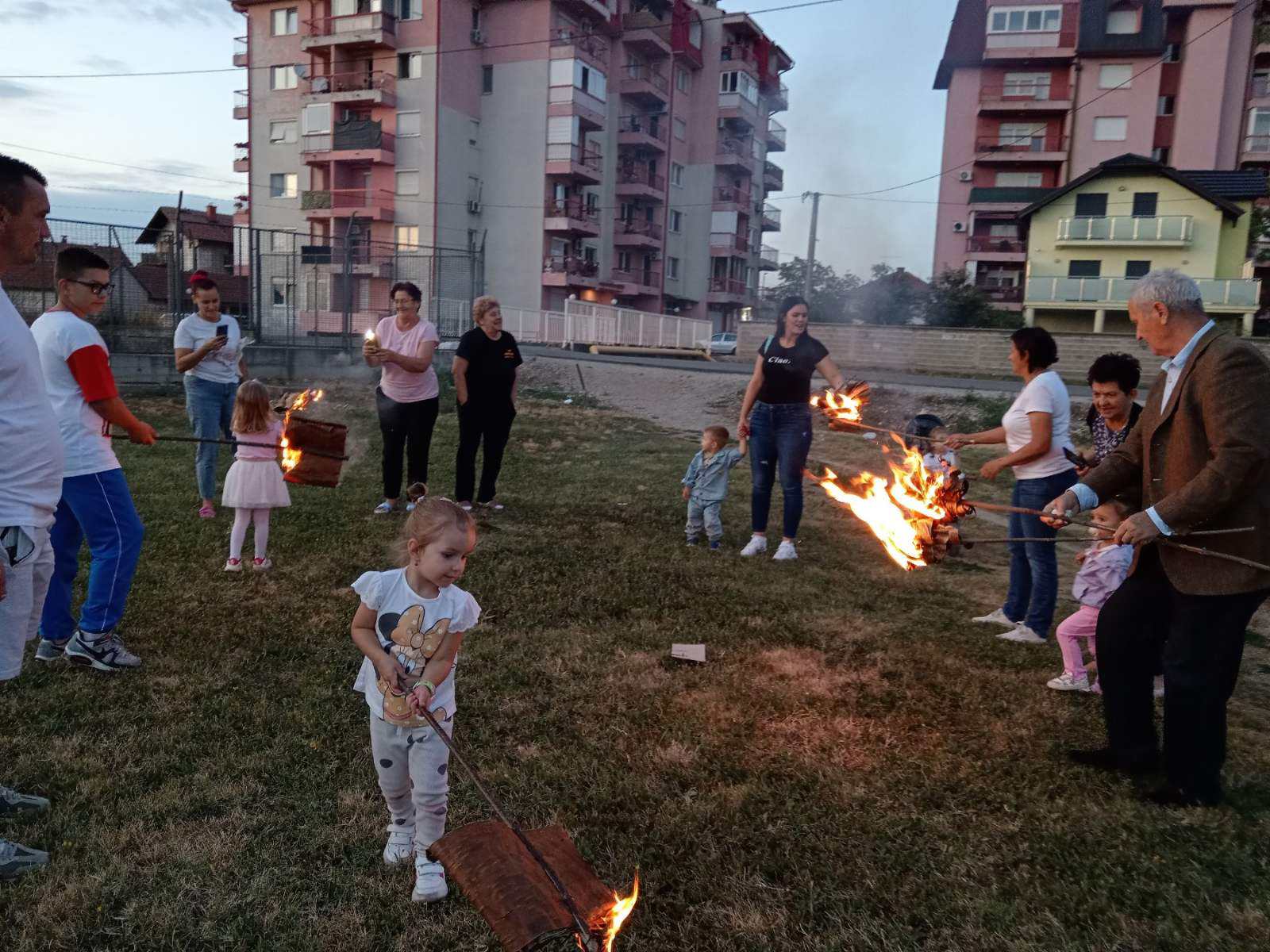 BIJELJINA UOČI PETROVDANA Lile palili i mladi i stariji