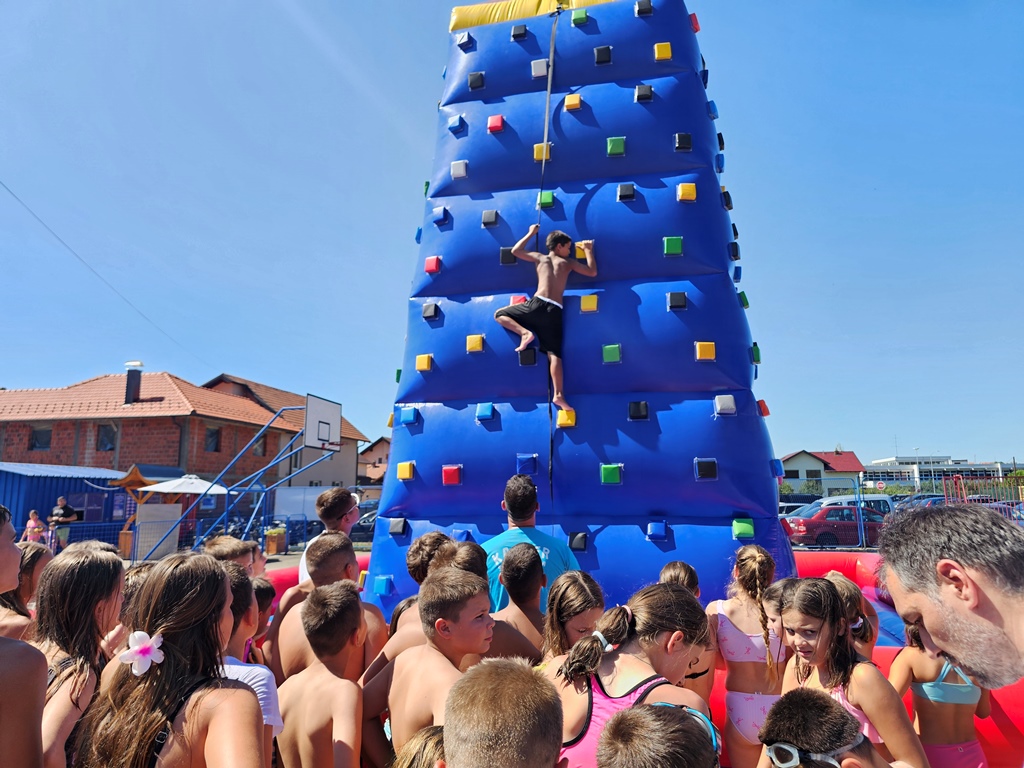Ugljevički bazeni ugostili mališane: Održane nezaboravne "Igre bez granica"! (FOTO)