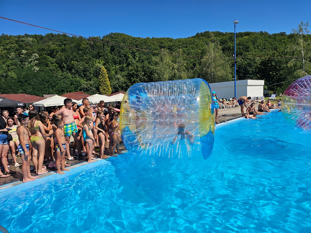Ugljevički bazeni ugostili mališane: Održane nezaboravne "Igre bez granica"! (FOTO)
