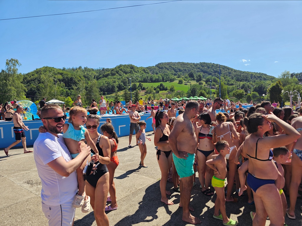 Ugljevički bazeni ugostili mališane: Održane nezaboravne "Igre bez granica"! (FOTO)