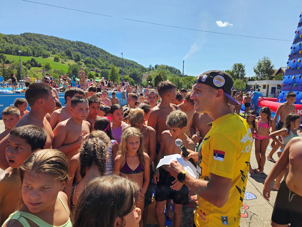 Ugljevički bazeni ugostili mališane: Održane nezaboravne "Igre bez granica"! (FOTO)