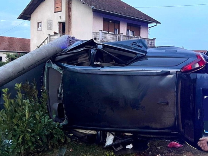 Težak udes kod Prijedora – „Volvo“ sletio s puta i udario u stub