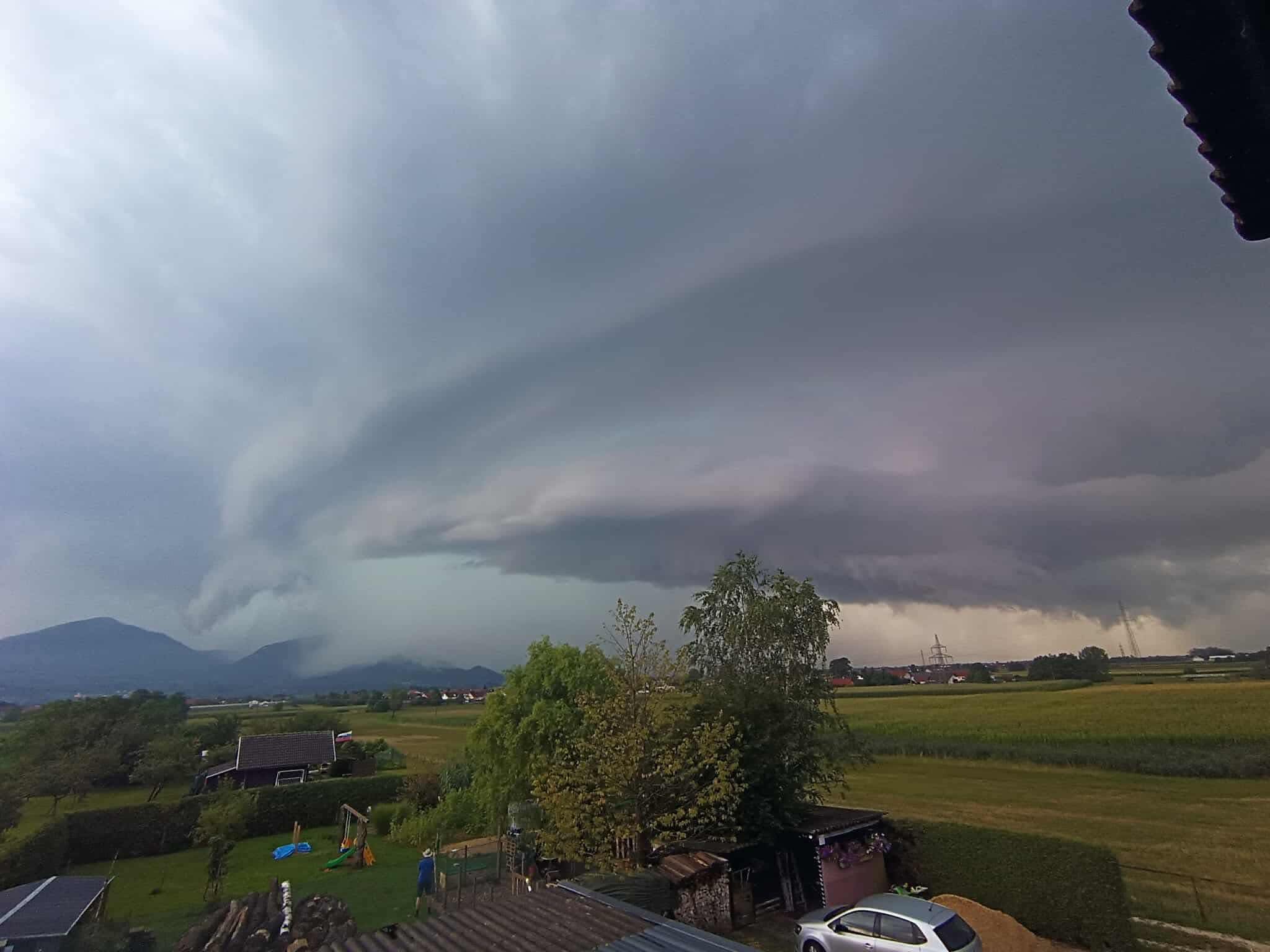 Јača oluja kreće se za zapada, vjetar napravio štetu u Ljubljani (FOTO/VIDEO)
