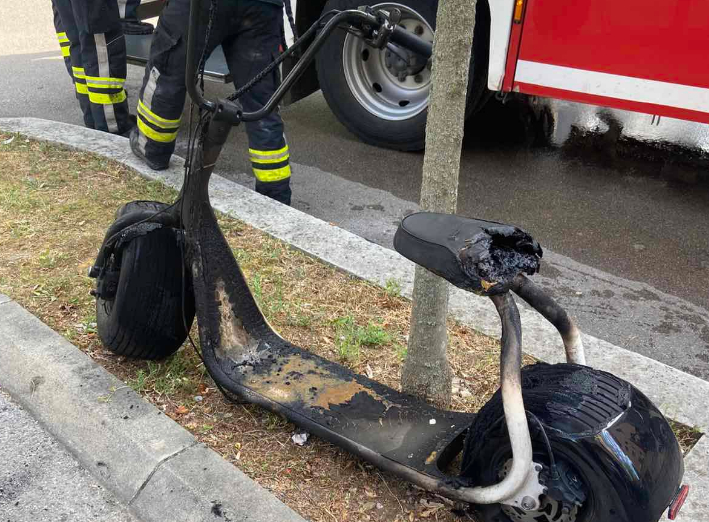 Požar u Banjaluci, gorio električni skuter (FOTO)