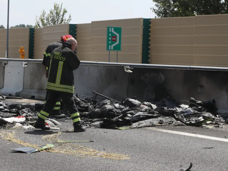 Italija: Mali avion pao na auto-put, nema preživjelih