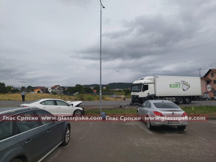 Teška saobraćajna nesreća na ulazu u Modriču