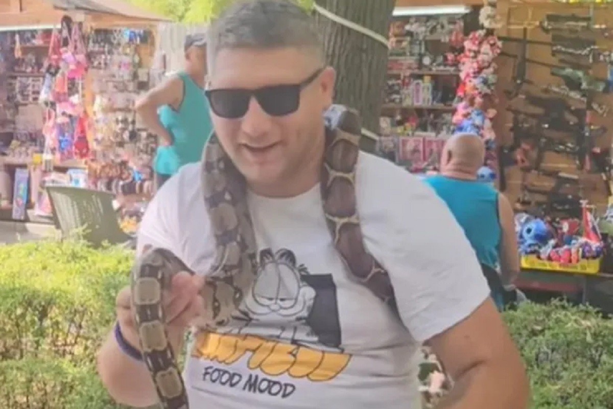 Filip iz Srbije živi sa 10 zmija, najveća ima čak osam metara (VIDEO)