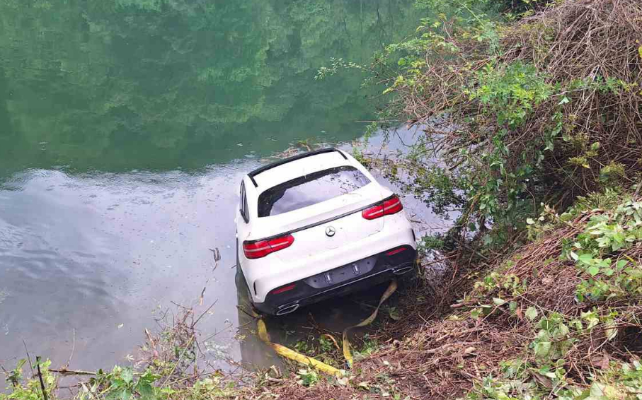 Skupocjeni mercedes sletio u Vrbas, izvlačili ga vatrogasci (FOTO)
