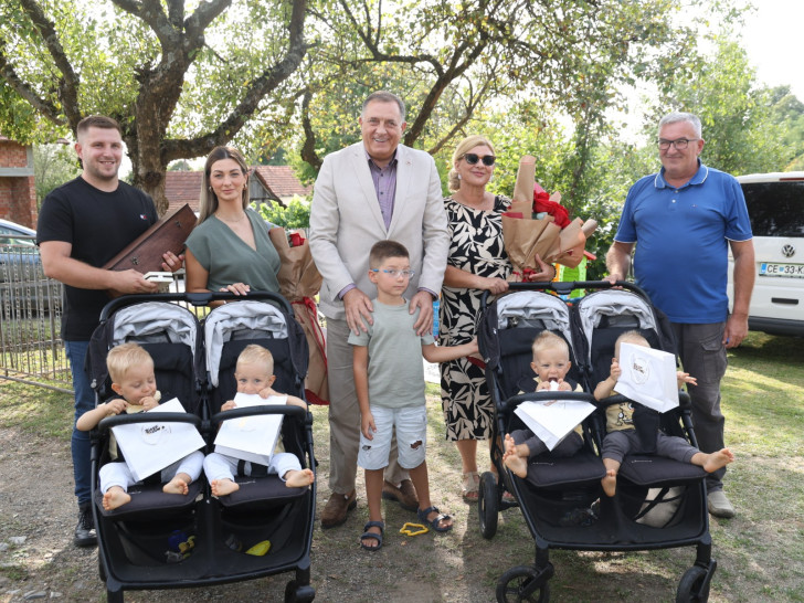 Dodik poklonio stan porodici banjalučkih četvorki