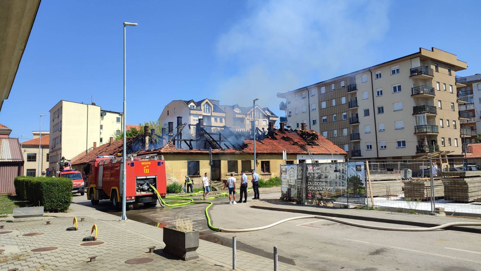 Požar u centru Bijeljine – gorio napušteni objekat u Atinskoj ulici FOTO