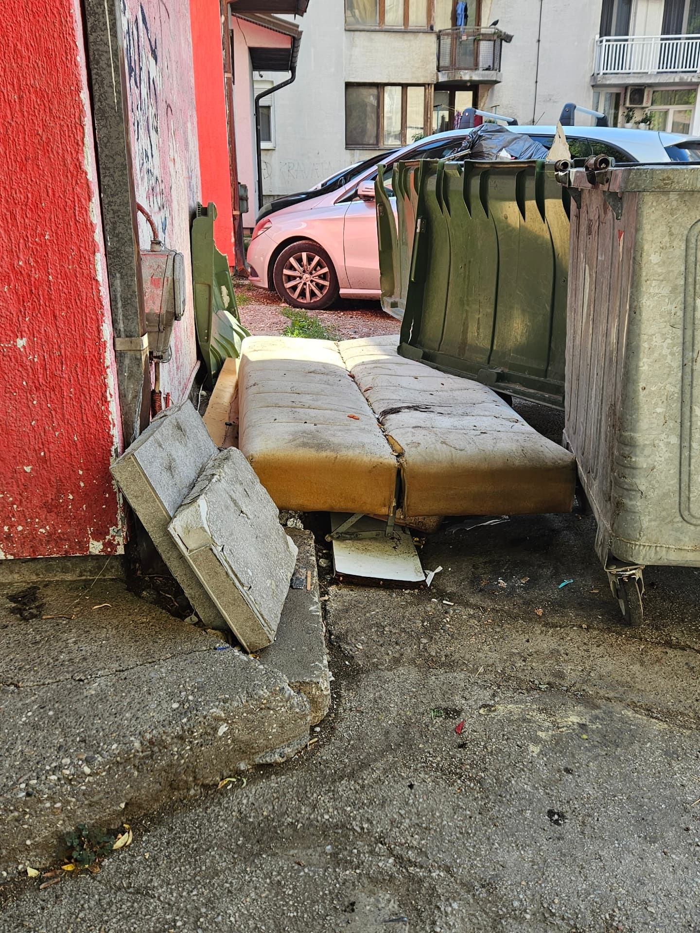 Uklonjen kabasti otpad iz centra Bijeljine, apel za građane iz Komunalca