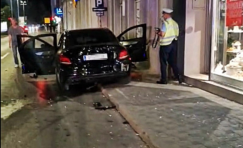 Nesreća u Bijeljini: Automobilom se "zakucao" u ćevabdžinicu, povrijeđen maloljetnik