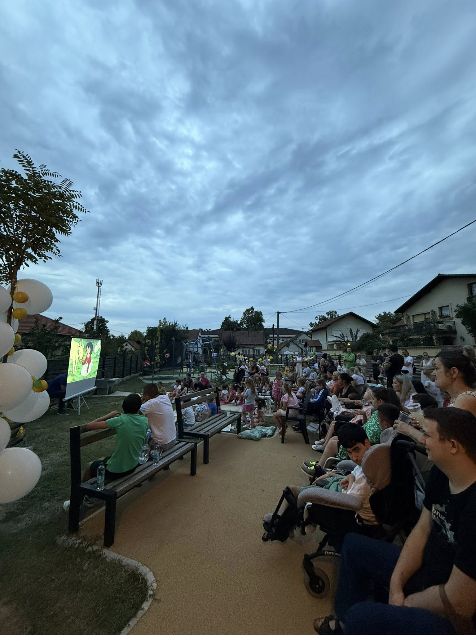 Čarolija pod zvijezdama: Ljetni bioskop u dvorištu Centra za socijalni rad u znaku humanosti