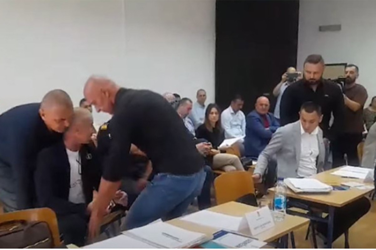 Doboj: Obezbjeđenje iznijelo odbornike opozicije iz skupštinske sale (VIDEO)