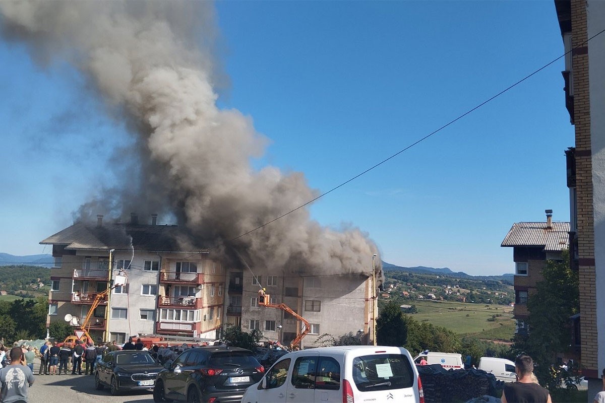 Epilog požara u Vlasenici: Gorjelo osam stanova, na terenu i demineri