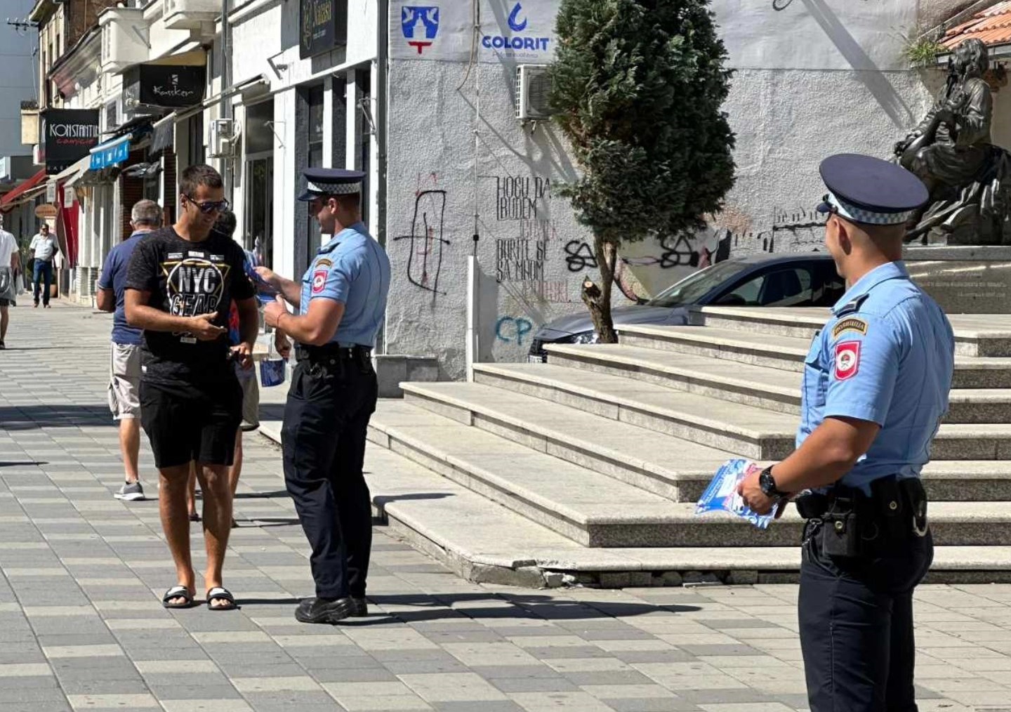 Pripadnici MUP-a u promociji kampanje "Registruj oružje bez sankcije" (FOTO)