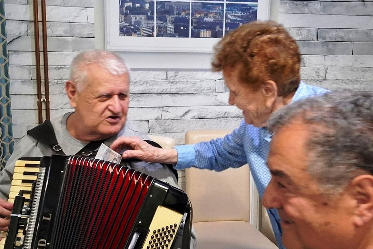 Slijepi muzičar Jovo Jerković svira 24 instrumenta (VIDEO)