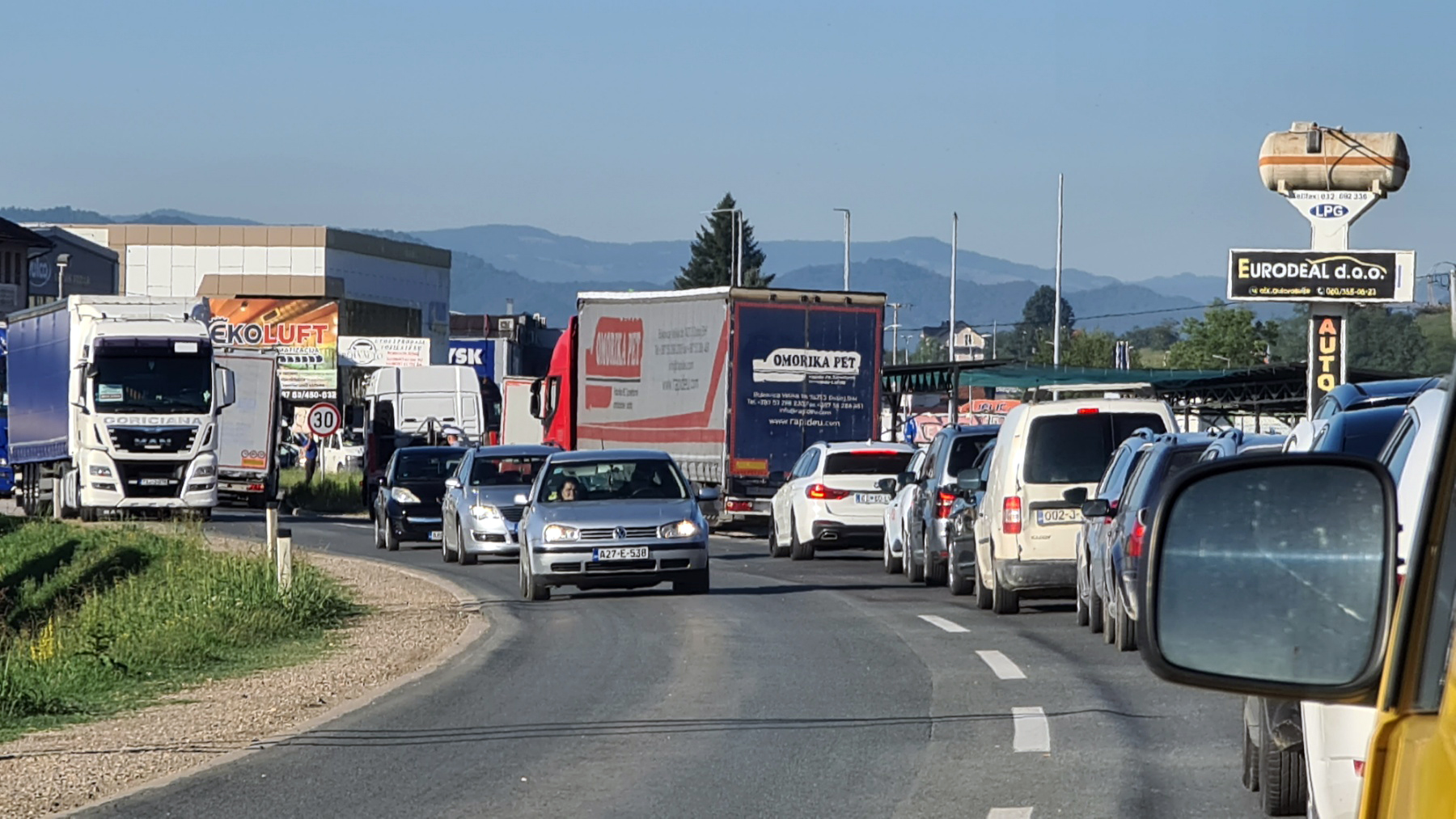AMS: Teretnjaci stoje na putevima, usporen saobraćaj