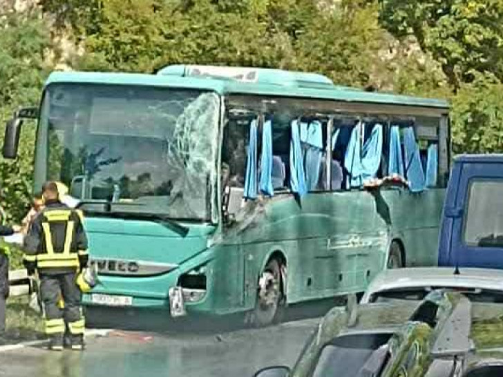 Autobus sa vojnicima OS BiH se sudario s kamionom