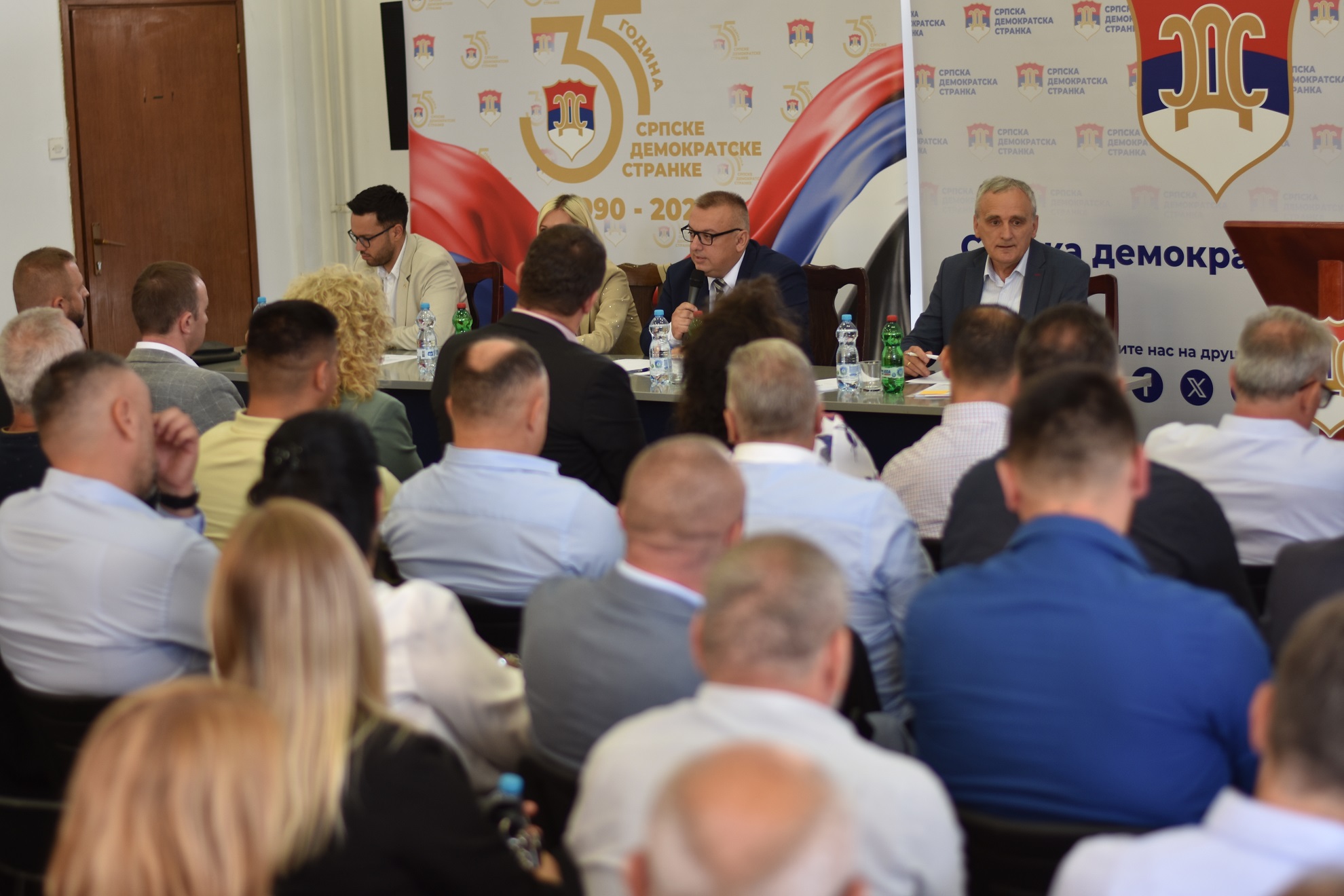 Članovi Glavnog odbora SDS satima na jednoj tački dnevnog reda