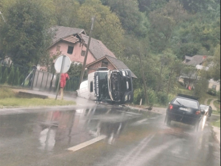 U Milićima se prevrnula cisterna sa benzinom