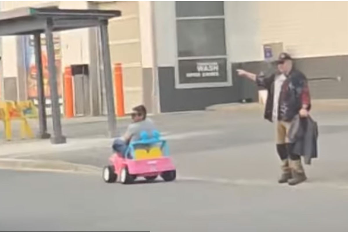 Vozio "Barbimobil": Ostao bez dozvole i završio na sudu (VIDEO)
