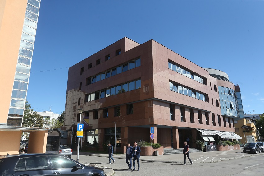 Nisu htjeli „cinkariti“ šeficu pa završili sa njom u sudnici