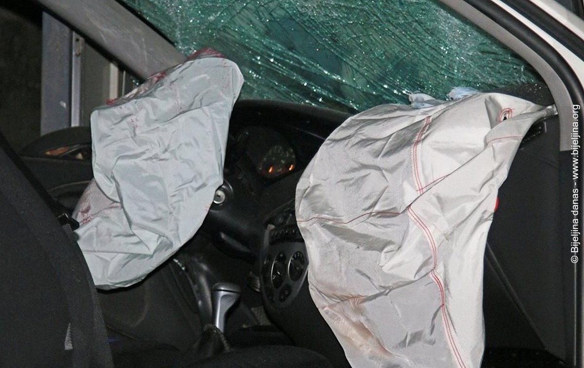 Vozač iz Bijeljine poginuo, saputnik u automobilu teško povrijeđen