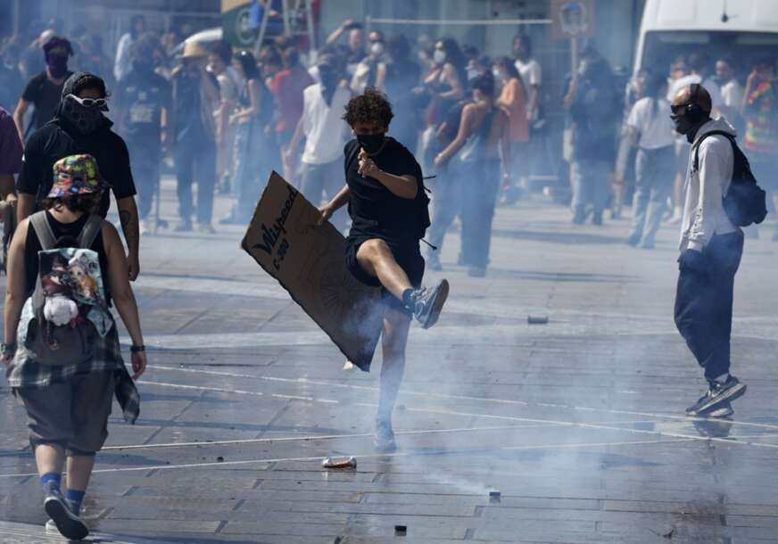 Počeo totalni haos, na masovne proteste u Francuskoj izlazi 800.000 LJUDI, blokade na sve strane