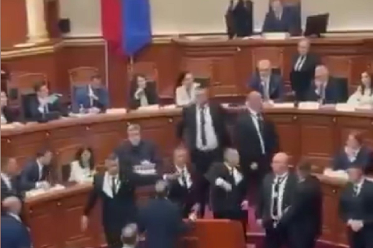 Albanija: Haos u parlamentu zbog AI ministarke (VIDEO)