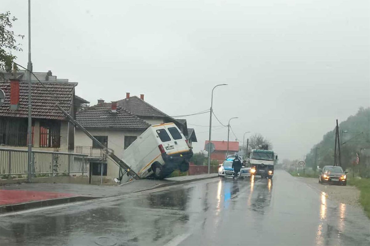 Neobičan udes kod Novog Grada: Kombijem oborio radar