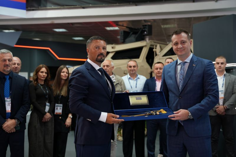 Poklon "Orla" direktoru TRB-a u znak čvrste saradnje dvije kompanije
