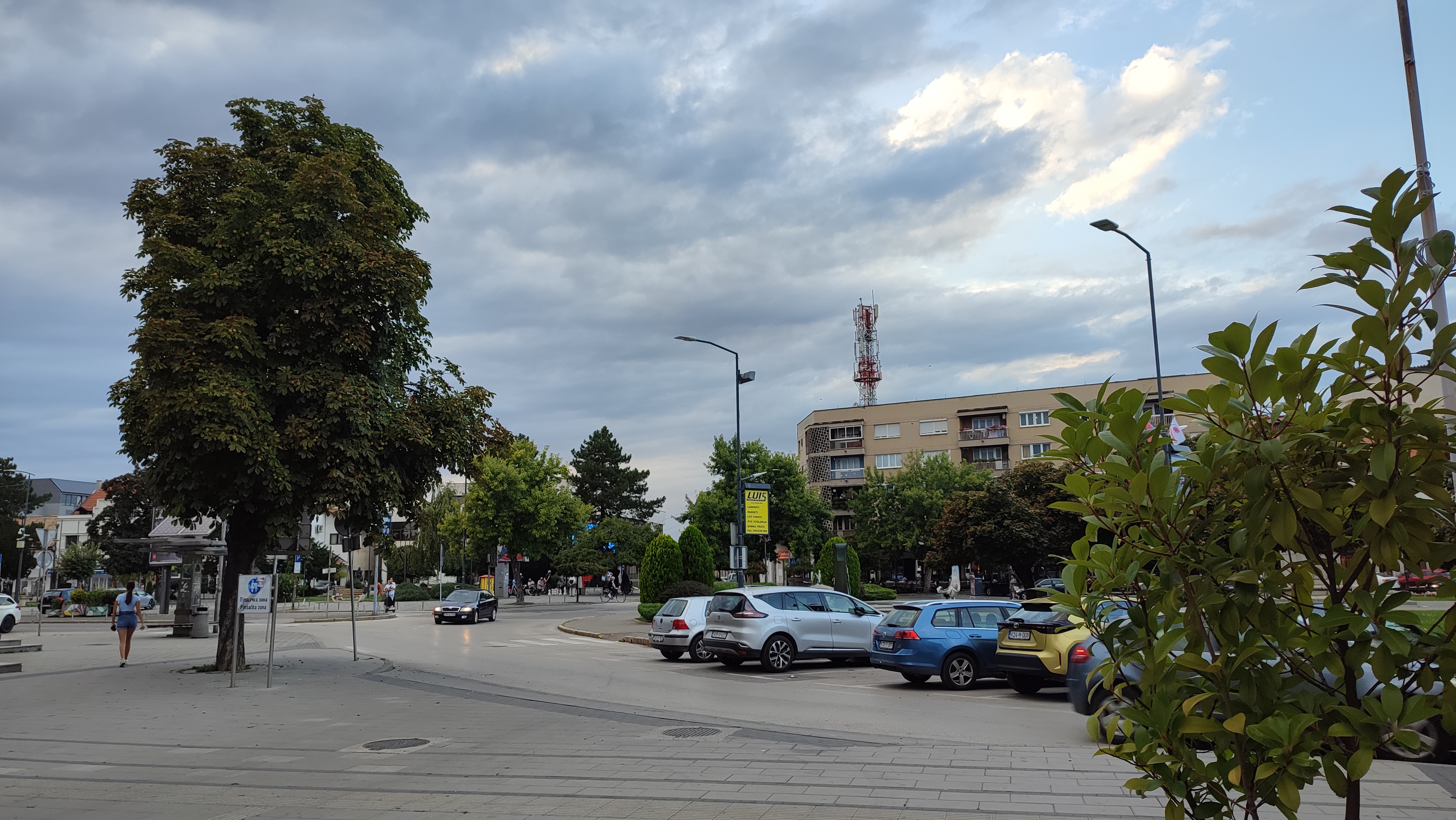 Sutra pretežno oblačno i hladnije, povremeno sa kišom