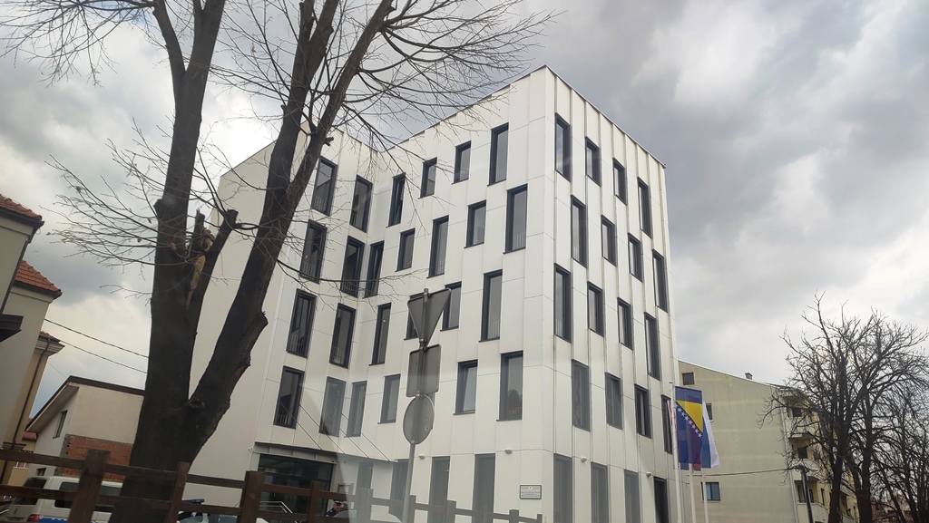 Predloženo produženje pritvora osumnjičenom za napad na policijskog inspektora